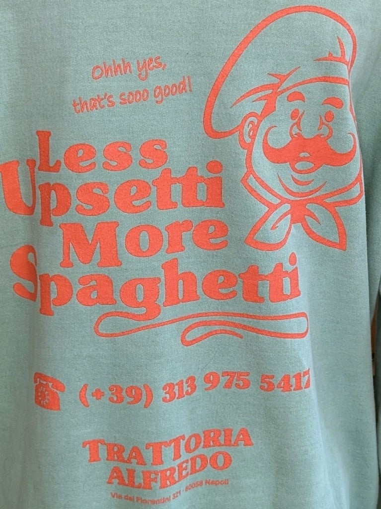 Das markante Sweatshirt mit Backprint setzt auf Türkis ein visuelles Highlight in der Trendfarbe Orange "Less Upsetti More Spaghetti". Setze ein Statement!