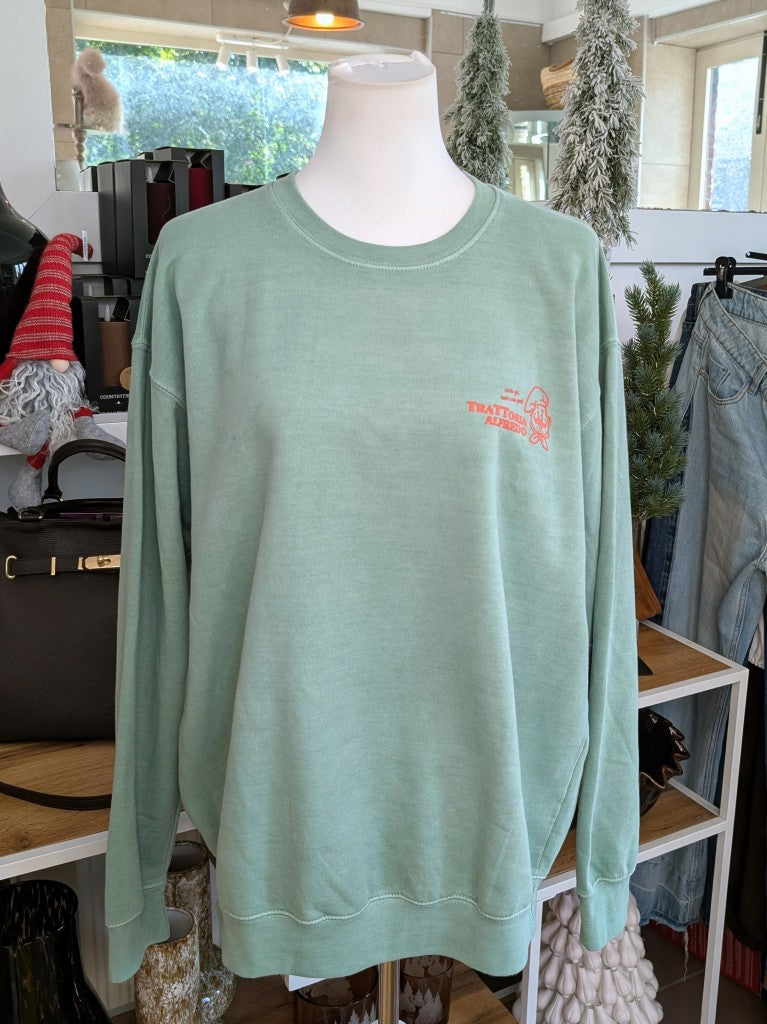 Das markante Sweatshirt mit Backprint setzt auf Türkis ein visuelles Highlight in der Trendfarbe Orange "Less Upsetti More Spaghetti". Setze ein Statement!