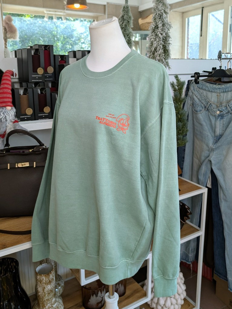 Das markante Sweatshirt mit Backprint setzt auf Türkis ein visuelles Highlight in der Trendfarbe Orange "Less Upsetti More Spaghetti". Setze ein Statement!