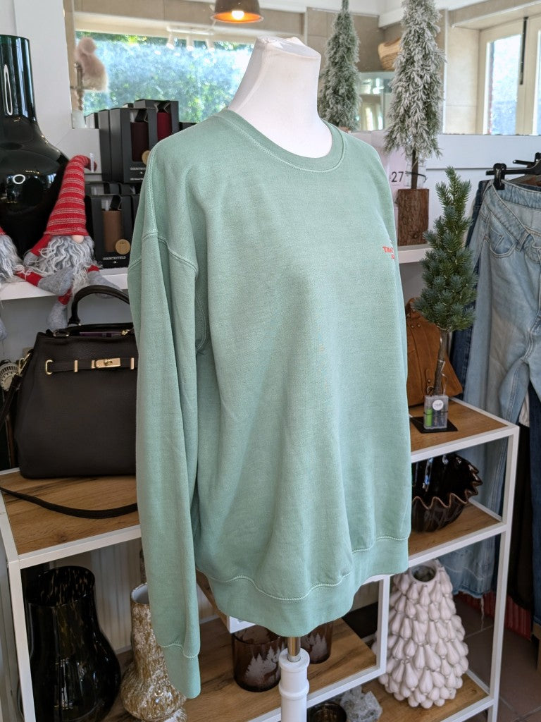 Das markante Sweatshirt mit Backprint setzt auf Türkis ein visuelles Highlight in der Trendfarbe Orange "Less Upsetti More Spaghetti". Setze ein Statement!
