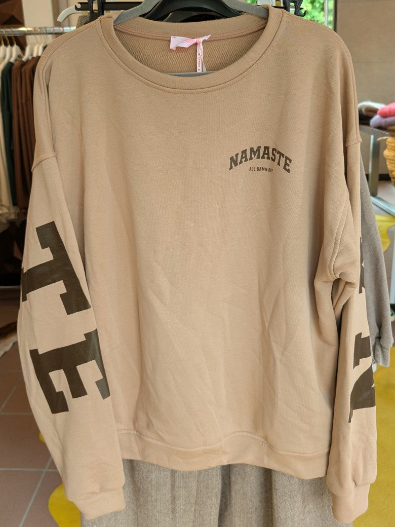 Verehre deinen inneren Frieden mit dem Sweatshirt NAMASTE von BELIEVE! Zeige deine innere Ruhe und erwecke deine Sinne!