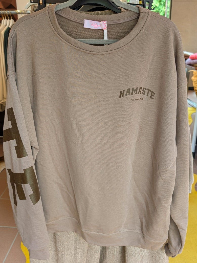 Verehre deinen inneren Frieden mit dem Sweatshirt NAMASTE von BELIEVE! Zeige deine innere Ruhe und erwecke deine Sinne!
