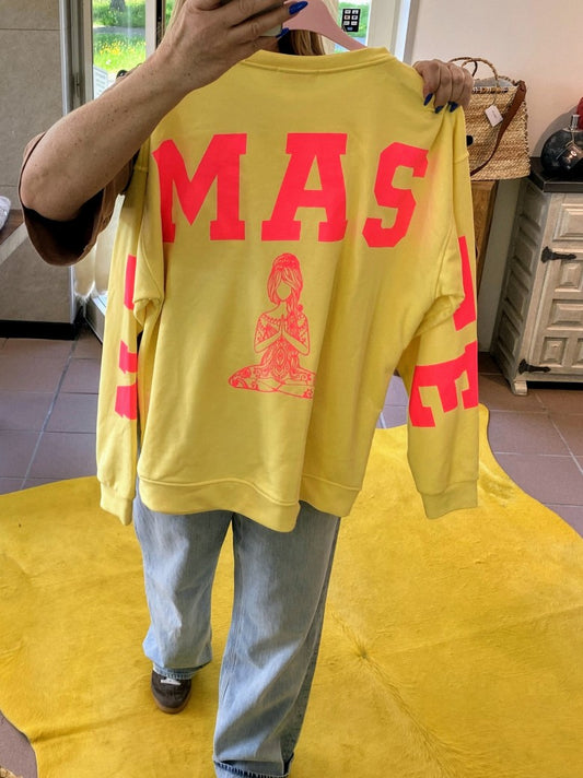 Das Sweatshirt Namaste von BELIEVE in Gelb mit auffälligem Backprint in Neon Pink bietet stilvollen Komfort und ist perfekt für einen lässigen Look.