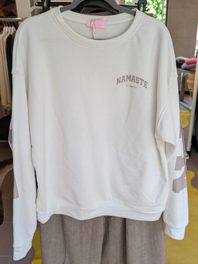 Verehre deinen inneren Frieden mit dem Sweatshirt NAMASTE von BELIEVE! Zeige deine innere Ruhe und erwecke deine Sinne mit BELIEVE!
