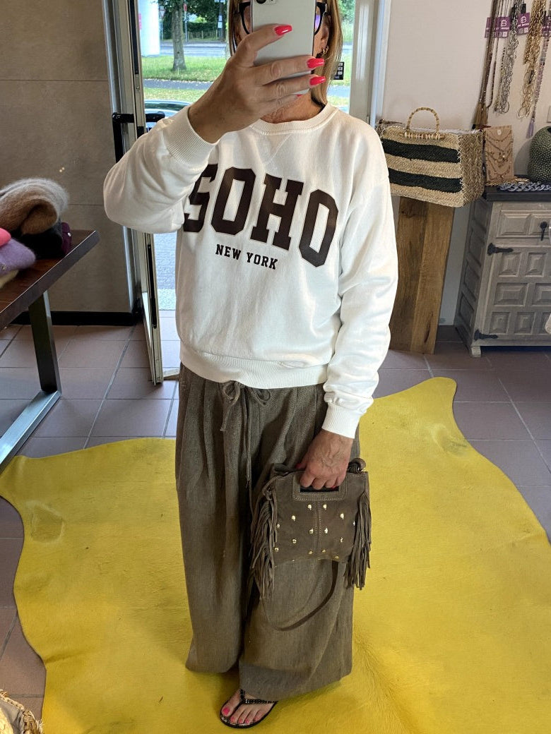 Das Sweatshirt SOHO New York in Weiß mit Coffee Braun bietet erstklassigen Tragekomfort und moderne Optik - ideal für stilbewusste elegante und Freizeitlooks!