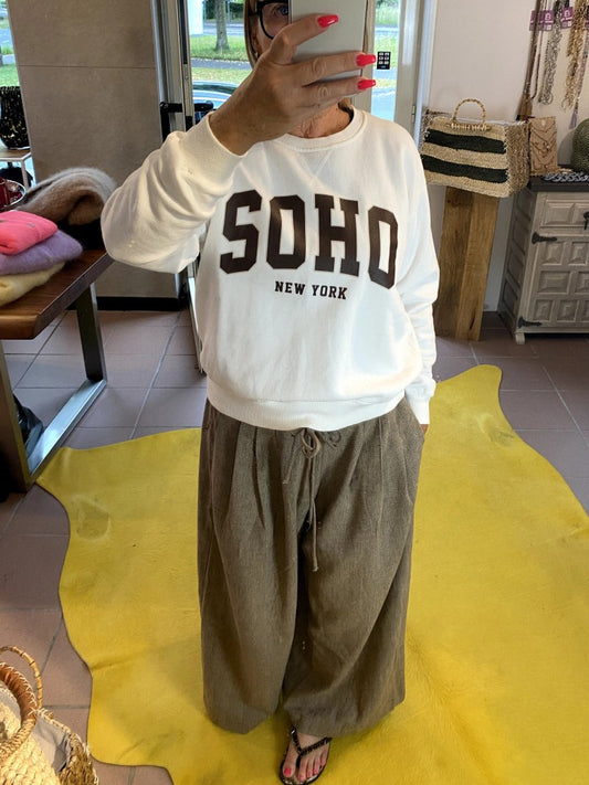 Das Sweatshirt SOHO New York in Weiß mit Coffee Braun bietet erstklassigen Tragekomfort und moderne Optik - ideal für stilbewusste elegante und Freizeitlooks!