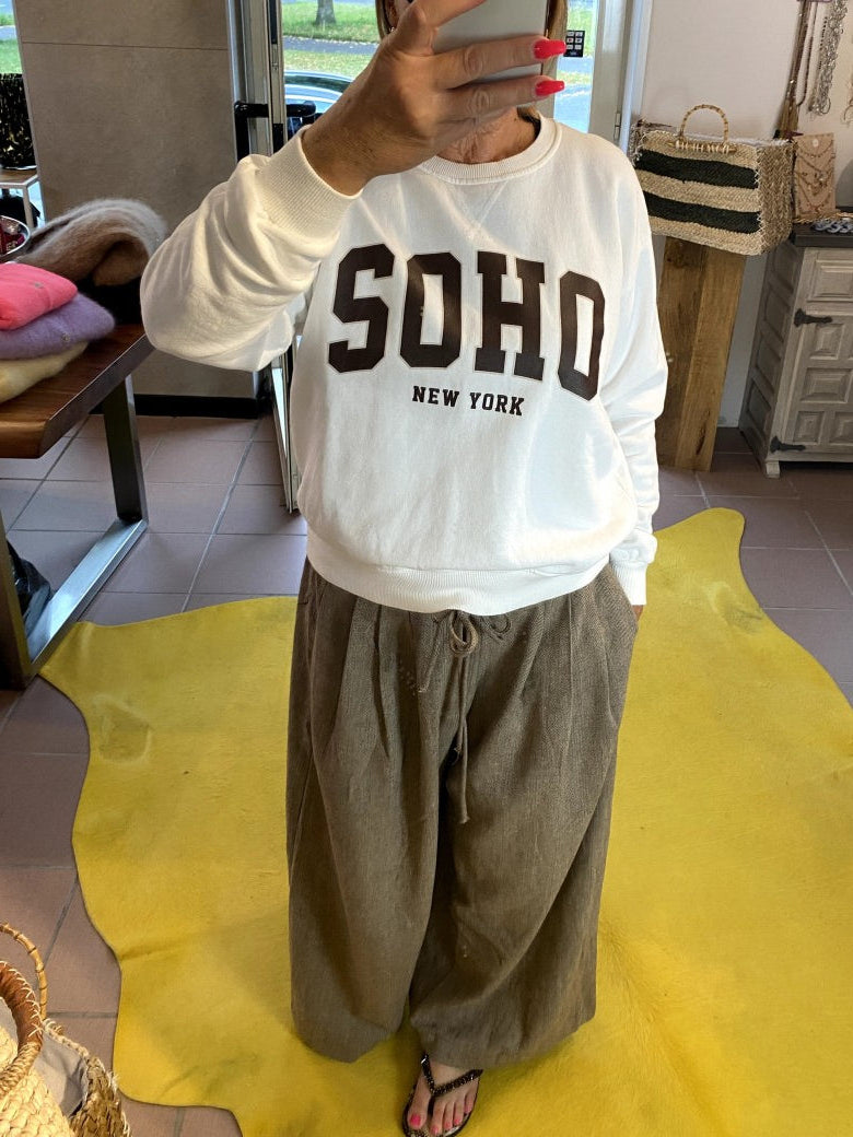 Das Sweatshirt SOHO New York in Weiß mit Coffee Braun bietet erstklassigen Tragekomfort und moderne Optik - ideal für stilbewusste elegante und Freizeitlooks!