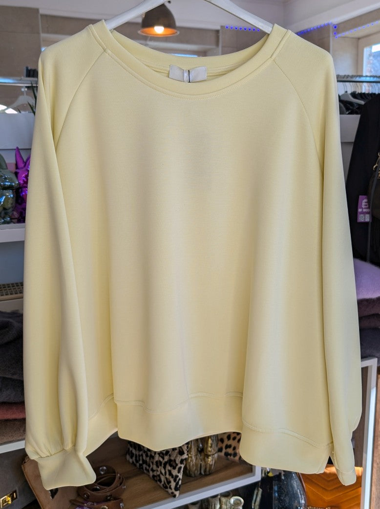 Das hochwertige Viskose Sweatshirt in trendigem Butter Yellow Gelb ist perfekter Begleiter oder auch Ergänzung zur passenden Jogginghose. Perfekt für jeden Tag!