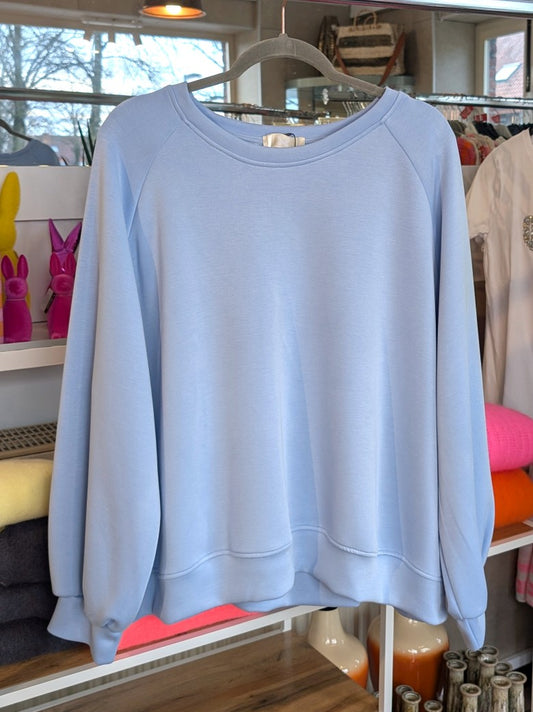 Das hochwertige Viskose Sweatshirt in frischem Hellblau ist ein perfekter Begleiter oder auch Ergänzung zur passenden Jogginghose. Perfekt für jeden Tag!