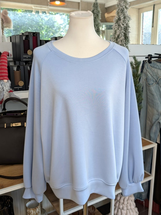 Das hochwertige Viskose Sweatshirt in frischem Hellblau ist ein perfekter Begleiter oder auch Ergänzung zur passenden Jogginghose. Perfekt für jeden Tag!