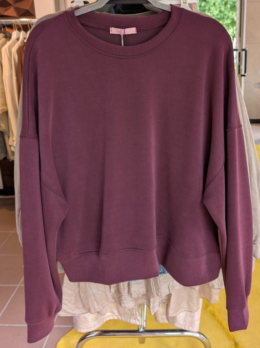 Das Sweatshirt überzeugt durch weichen Viskose-Stoff und die Trendfarbe Brombeer Burgunder - zeitloses Basic, das Stil und Bequemlichkeit perfekt verbindet!
