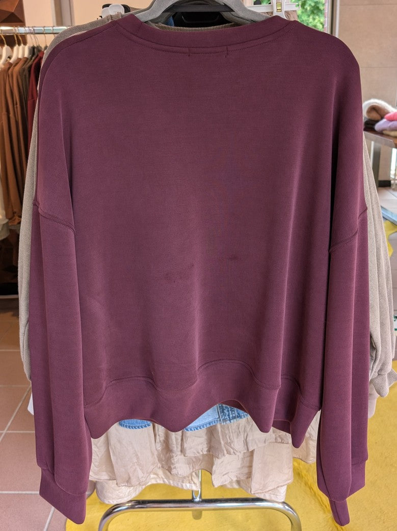 Das Sweatshirt überzeugt durch weichen Viskose-Stoff und die Trendfarbe Brombeer Burgunder - zeitloses Basic, das Stil und Bequemlichkeit perfekt verbindet!