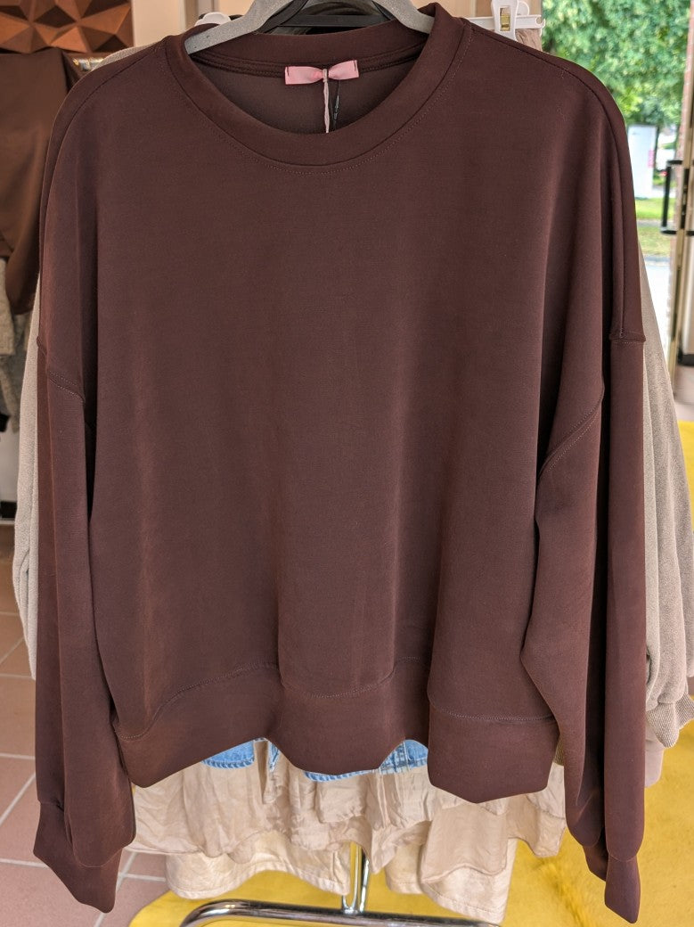 Das Sweatshirt überzeugt durch weichen Viskose-Stoff und die Trendfarbe warmes Coffee Braun - zeitloses Basic, das Stil und Bequemlichkeit perfekt verbindet!