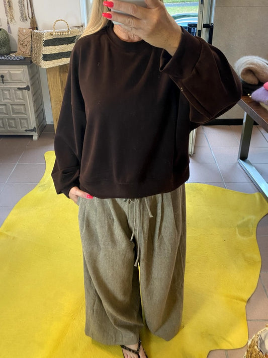 Das Sweatshirt überzeugt durch weichen Viskose-Stoff und die Trendfarbe warmes Coffee Braun - zeitloses Basic, das Stil und Bequemlichkeit perfekt verbindet!
