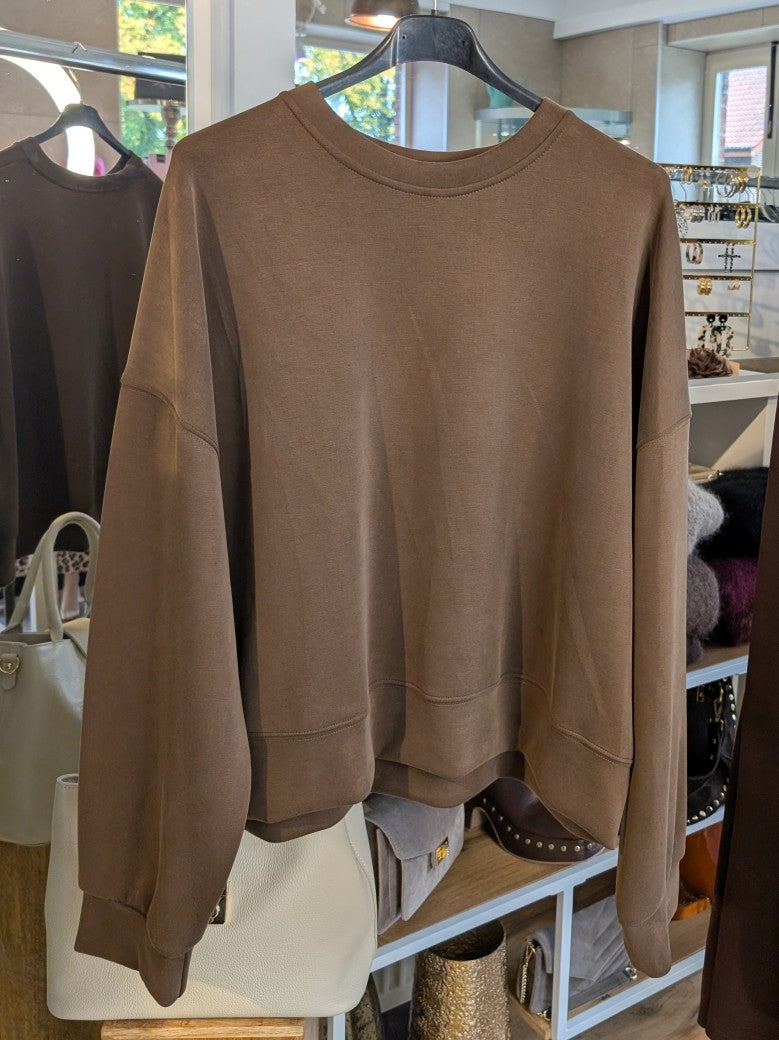 Das weiche Viskose Sweatshirt überzeugt durch VoKuHiLa Schnitt und die elegante Farbkombi Dark Braun Khaki Gold - verbindet Stil und Bequemlichkeit perfekt!