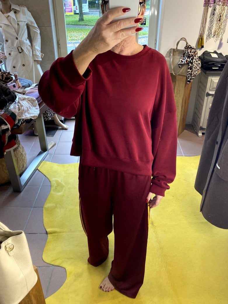 Das VoKuHiLa Sweatshirt überzeugt durch weichen Viskose-Stoff und die Trendfarbe Weinrot Bordeaux Brombeer Burgunder - verbindet Stil und Bequemlichkeit perfekt!