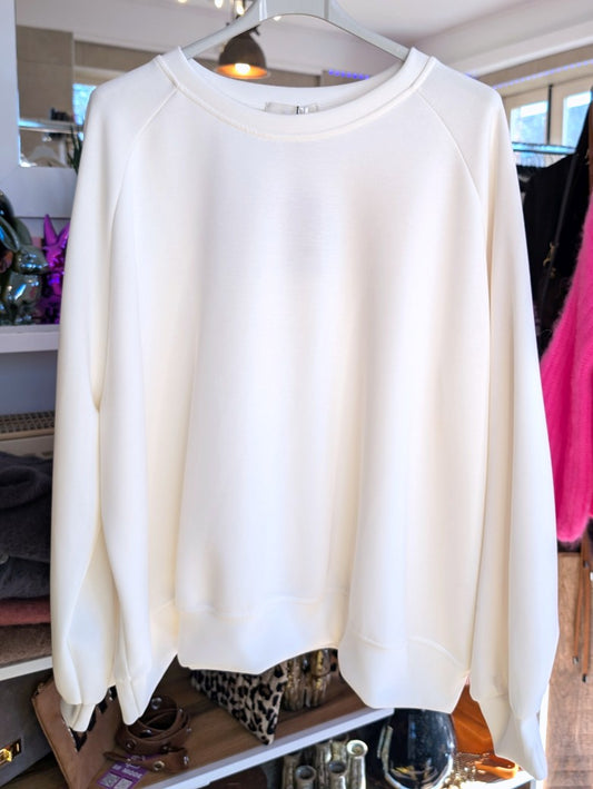 Das hochwertige Viskose Sweatshirt in elegantem Wollweiß ist ein perfekter Begleiter oder auch Ergänzung zur passenden Jogginghose. Perfekt für jeden Tag!