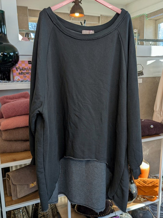 Das lässige Oversized-Sweatshirt im Used Look besticht durch seine verkürzte Vorderseite und längeres Rückenteil – perfekt für einen modernen entspannten Look!