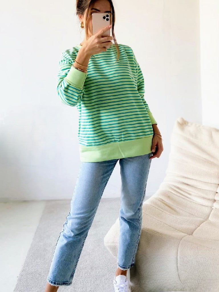 Entdecke deinen neuen Lieblings-Sweatshirt von BELIEVE! Der gestreifte Hellgrün Blaugrün Look aus Baumwolle sorgt für eine bequeme und stylische Passform.