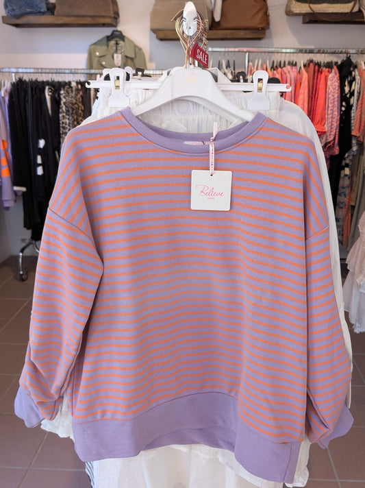 Der gestreifte Lila Orange Look aus Baumwolle sorgt für eine bequeme und stylische Passform. Entdecke dein neues Lieblings-Sweatshirt von BELIEVE! 