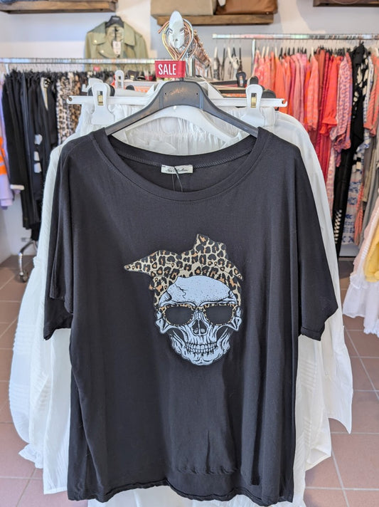 Dieses T-Shirt mit coolem Leomuster in Verbindung zum Totenkopf-Motiv besteht aus 100% Baumwolle. Setze lässige Akzente!