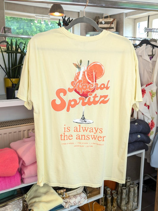 Dieses lebendige T-Shirt im Aperol Spritz Design mit Backprint ist ein echter Hingucker und ein Must-Have für Aperol-Liebhaber und Sonnenanbeter!