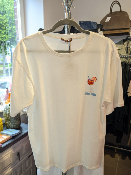Dieses lebendige T-Shirt im Aperol Summer Design ist ein echter Hingucker und ein Must-Have für Aperol-Liebhaber und Sonnenanbeter!