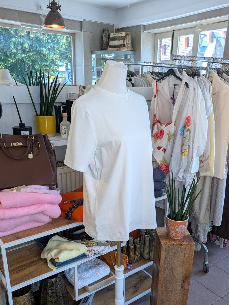 Das Basic T-Shirt aus hochwertiger Baumwolle in Créme bietet vielseitige Stylingmöglichkeiten - unverzichtbares Basic für casual oder elegante Looks!
