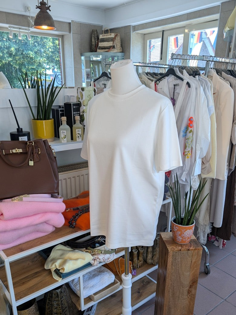 Das Basic T-Shirt aus hochwertiger Baumwolle in Créme bietet vielseitige Stylingmöglichkeiten - unverzichtbares Basic für casual oder elegante Looks!