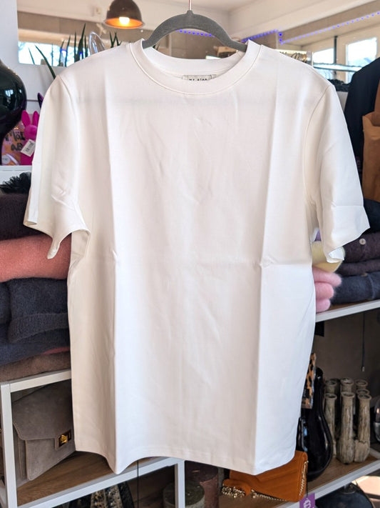 Das Basic T-Shirt aus hochwertiger Baumwolle in schlichtem Weiß bietet vielseitige Stylingmöglichkeiten - unverzichtbares Basic für casual oder elegante Looks!