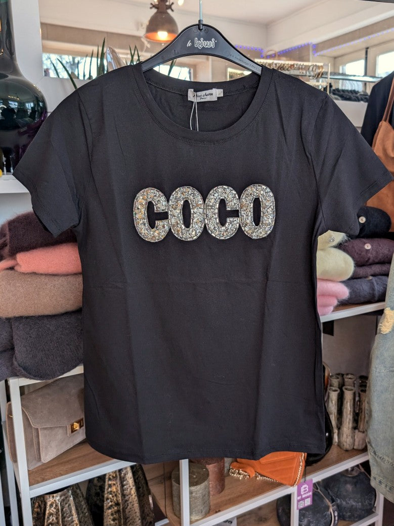 Elegantes T-Shirt COCO in klassischem Schwarz mit edlen Akzenten in Silber und Gold. Perfekt für jeden Anlass, ob casual oder gehobener - hochwertiges Material.