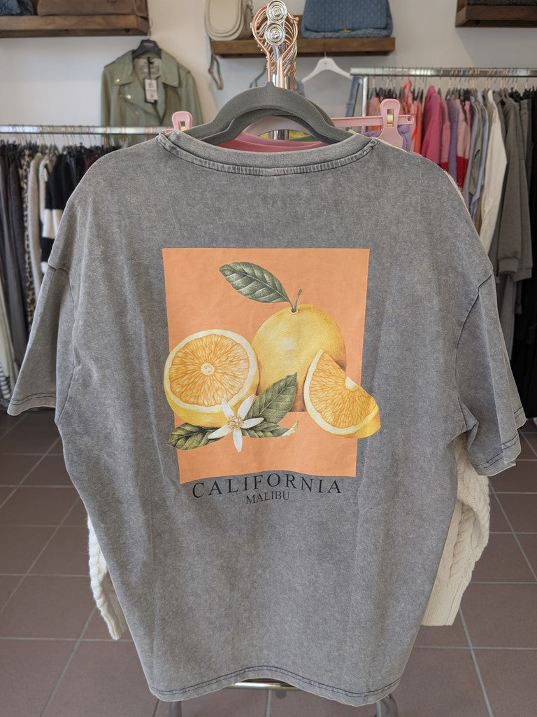 Das T-Shirt California Malibu in Grau/Anthrazit ist der perfekte Begleiter für einen sonnigen Tag. Hol dir jetzt deins!