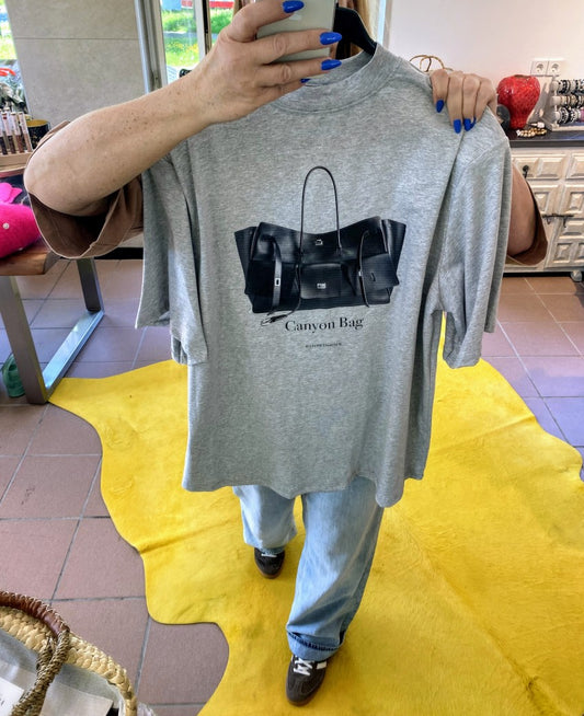 Das elegante lange T-Shirt "Canyon Bag" mit herausnehmbaren Schulterpolstern von LAWIA vereint Stil und Komfort perfekt - neben Länge auch angenehme Weite.