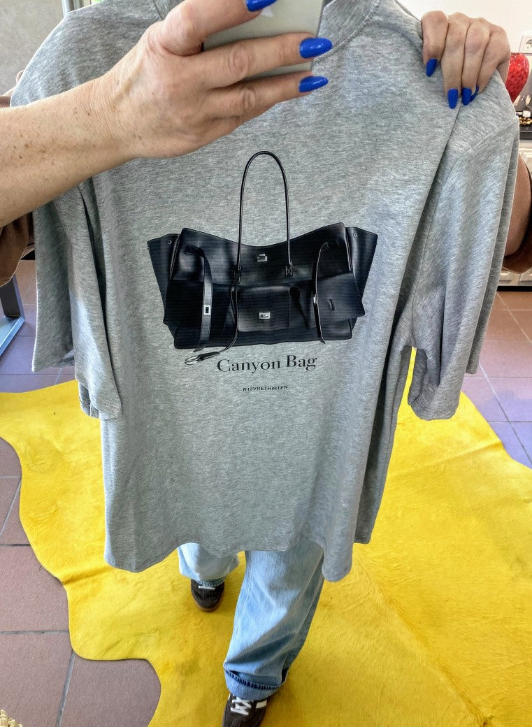 Das elegante lange T-Shirt "Canyon Bag" mit herausnehmbaren Schulterpolstern von LAWIA vereint Stil und Komfort perfekt - neben Länge auch angenehme Weite.