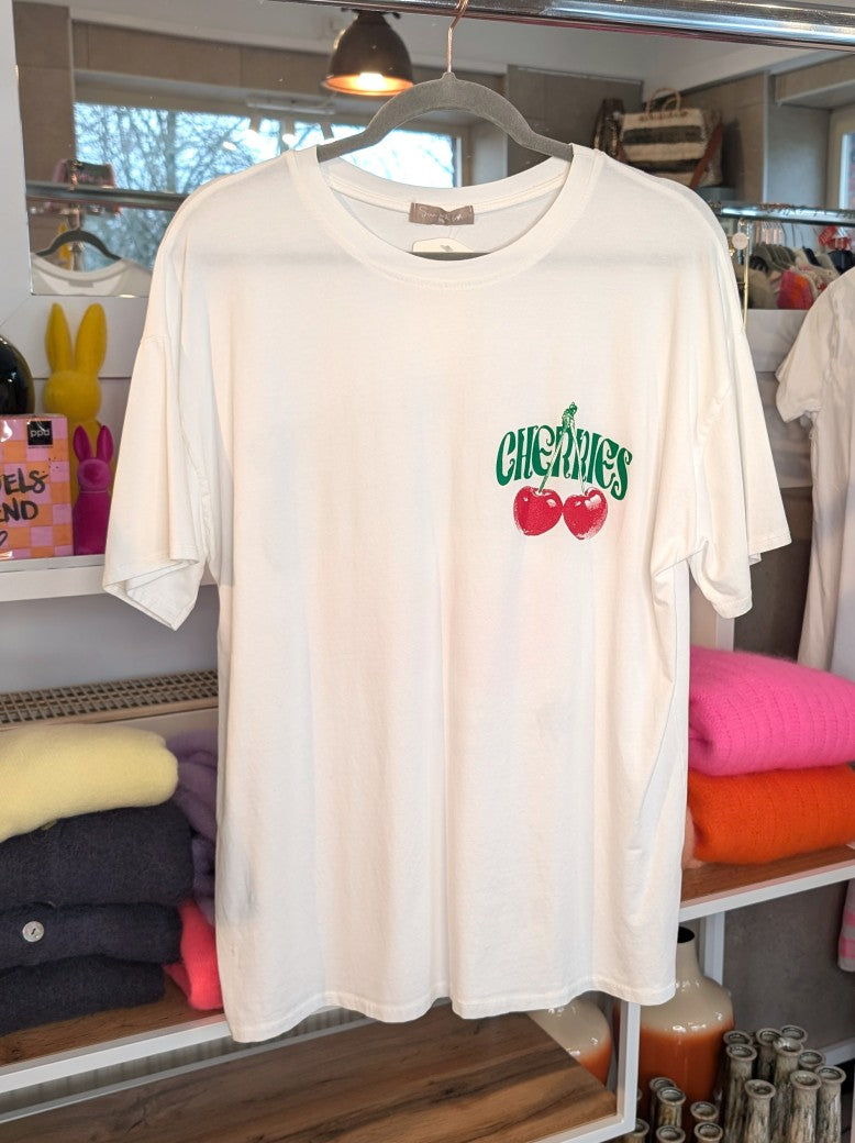 Das stilvolle T-Shirt Cherries in Créme Rot Grün besticht durch sein auffälliges Backprint-Design. Greifen Sie jetzt zu - Look für eine frische, fruchtige Note!