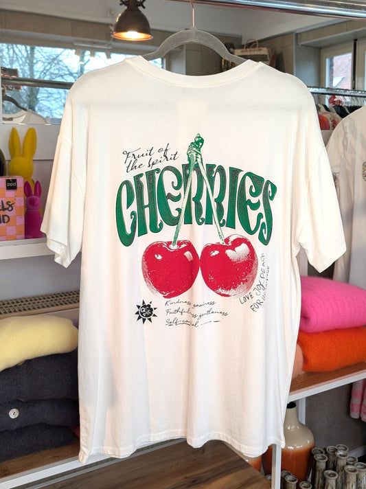 Das stilvolle T-Shirt Cherries in Créme Rot Grün besticht durch sein auffälliges Backprint-Design. Greifen Sie jetzt zu - Look für eine frische, fruchtige Note!
