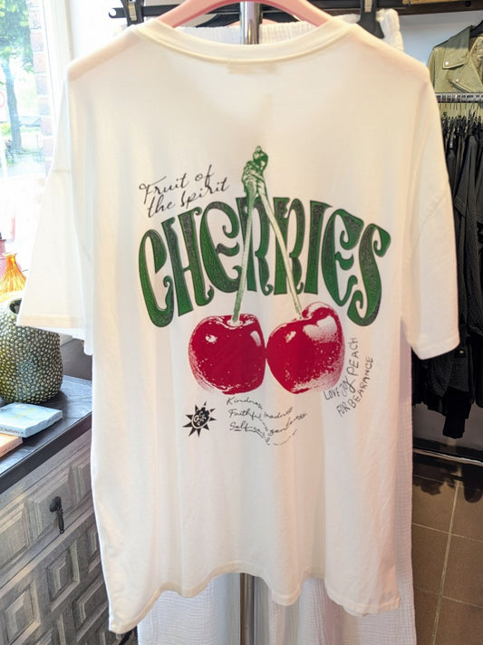 Das stilvolle T-Shirt Cherries in Weiß Rot Grün besticht durch sein auffälliges Backprint-Design. Greifen Sie jetzt zu - Look für eine frische, fruchtige Note!