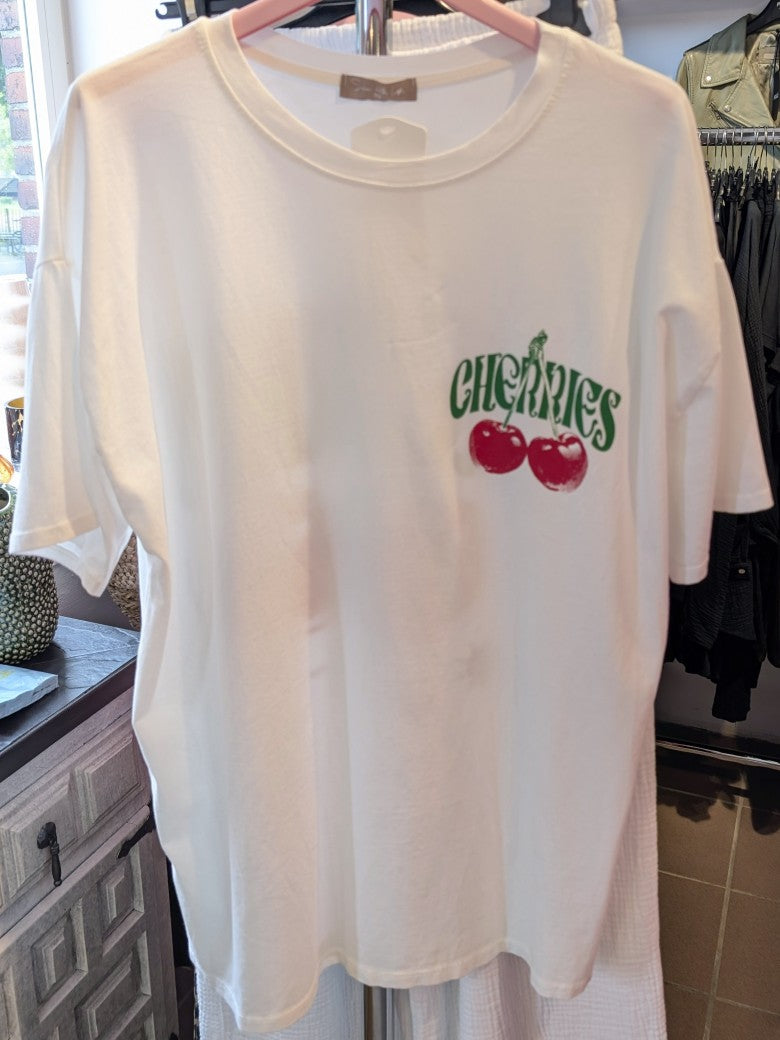 Das stilvolle T-Shirt Cherries in Weiß Rot Grün besticht durch sein auffälliges Backprint-Design. Greifen Sie jetzt zu - Look für eine frische, fruchtige Note!