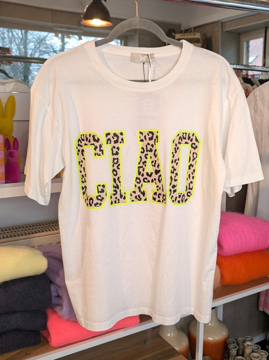 Hochwertiges T-Shirt "Ciao" in angesagtem Leo-Design mit harmonischer Farbkombination aus Créme, Beige, Schwarz und Gelb - vielseitiges Piece für jeden Stil!
