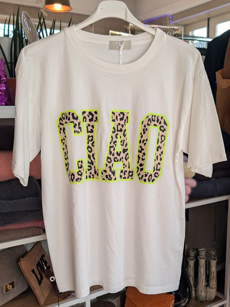 Hochwertiges T-Shirt "Ciao" in angesagtem Leo-Design mit harmonischer Farbkombination aus Weiß, Beige, Schwarz und Gelb - vielseitiges Piece für jeden Stil!