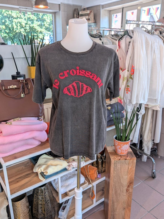 Das T-Shirt vereint Komfort und Stil perfekt: Hochwertige weiche Baumwolle und anthrazitfarbener Grundton mit lebhaftem Neon-Pink-Croissant-Design!