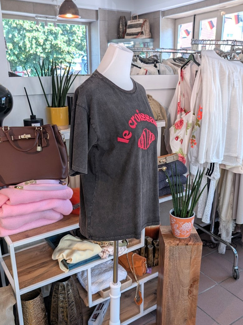 Das T-Shirt vereint Komfort und Stil perfekt: Hochwertige weiche Baumwolle und anthrazitfarbener Grundton mit lebhaftem Neon-Pink-Croissant-Design!