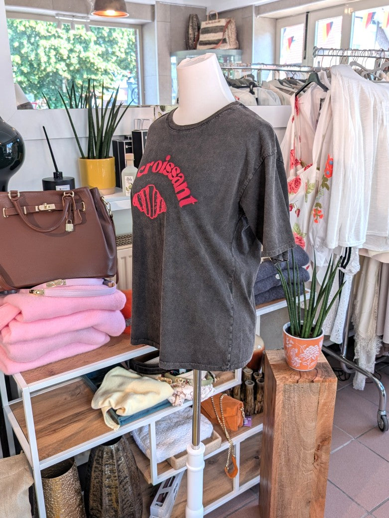 Das T-Shirt vereint Komfort und Stil perfekt: Hochwertige weiche Baumwolle und anthrazitfarbener Grundton mit lebhaftem Neon-Pink-Croissant-Design!