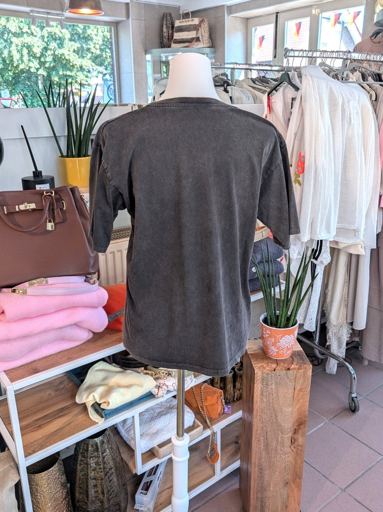 Das T-Shirt vereint Komfort und Stil perfekt: Hochwertige weiche Baumwolle und anthrazitfarbener Grundton mit lebhaftem Neon-Pink-Croissant-Design!