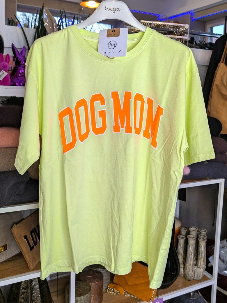 Stilvolles T-Shirt für Hundeliebhaberinnen in Neon Gelb mit "DOG MOM" Print in Orange auf Baumwollstoff. Perfekt für den Alltag oder Geschenk für Hunde Mamas!
