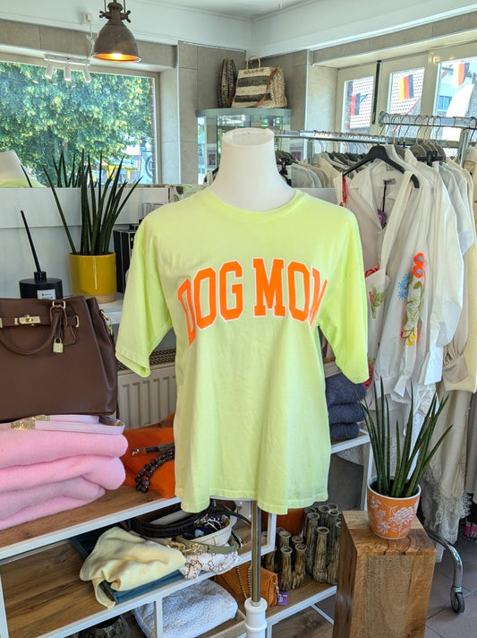 Stilvolles T-Shirt für Hundeliebhaberinnen in Neon Gelb mit "DOG MOM" Print in Orange auf Baumwollstoff. Perfekt für den Alltag oder Geschenk für Hunde Mamas!