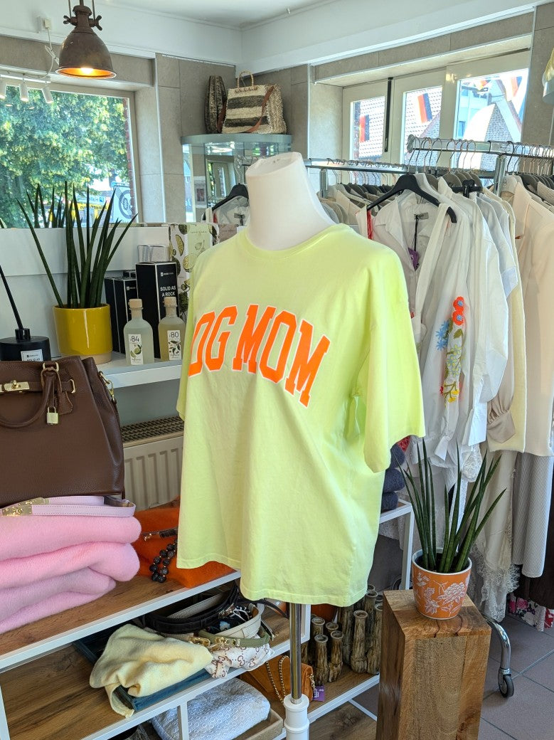 Stilvolles T-Shirt für Hundeliebhaberinnen in Neon Gelb mit "DOG MOM" Print in Orange auf Baumwollstoff. Perfekt für den Alltag oder Geschenk für Hunde Mamas!