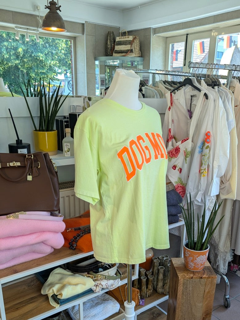 Stilvolles T-Shirt für Hundeliebhaberinnen in Neon Gelb mit "DOG MOM" Print in Orange auf Baumwollstoff. Perfekt für den Alltag oder Geschenk für Hunde Mamas!