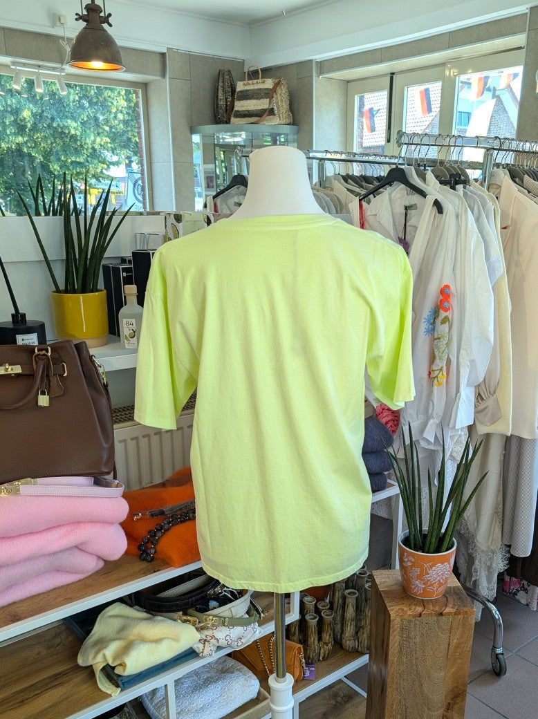 Stilvolles T-Shirt für Hundeliebhaberinnen in Neon Gelb mit "DOG MOM" Print in Orange auf Baumwollstoff. Perfekt für den Alltag oder Geschenk für Hunde Mamas!