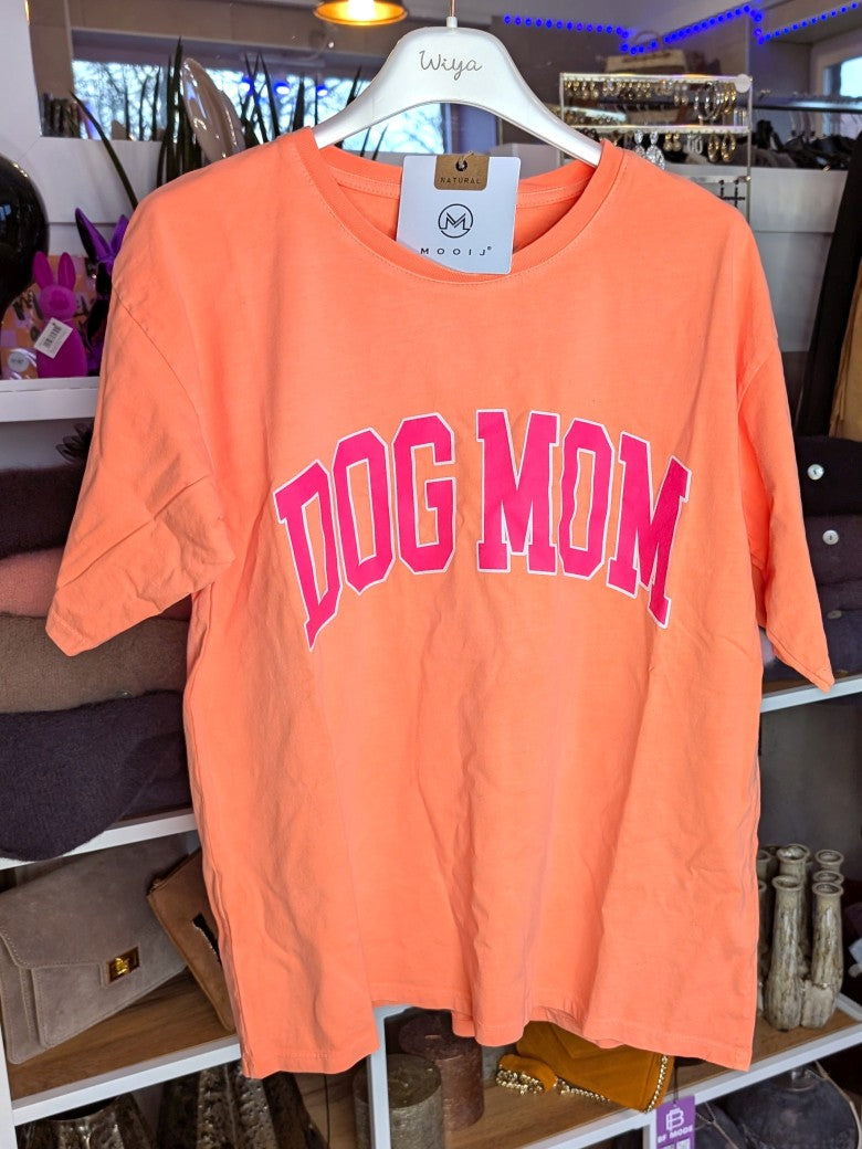 Stilvolles T-Shirt für Hundeliebhaberinnen in Orange mit "DOG MOM" Print in Pink auf Baumwollstoff. Perfekt für den Alltag oder Geschenk für Hunde Mamas!